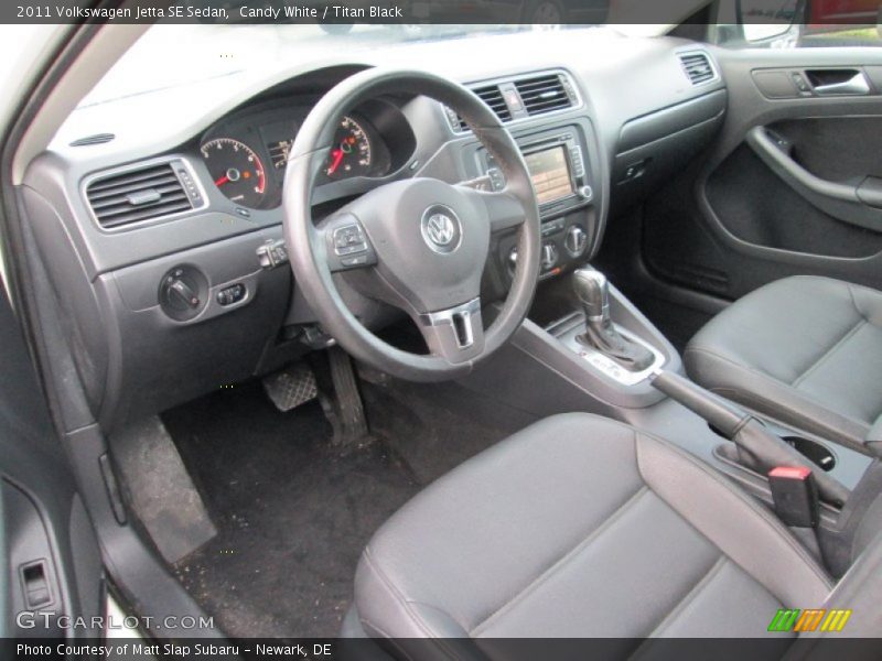 Candy White / Titan Black 2011 Volkswagen Jetta SE Sedan