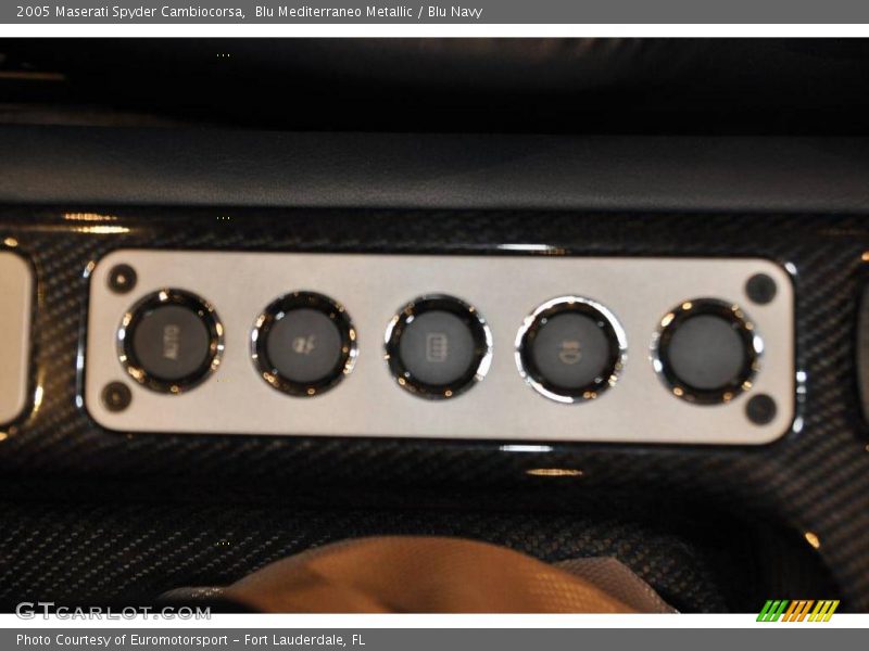 Blu Mediterraneo Metallic / Blu Navy 2005 Maserati Spyder Cambiocorsa