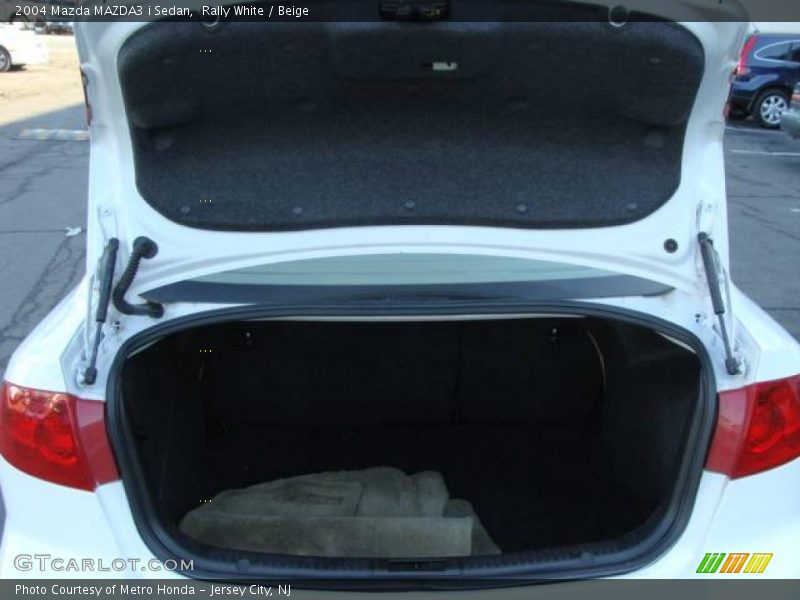 Rally White / Beige 2004 Mazda MAZDA3 i Sedan