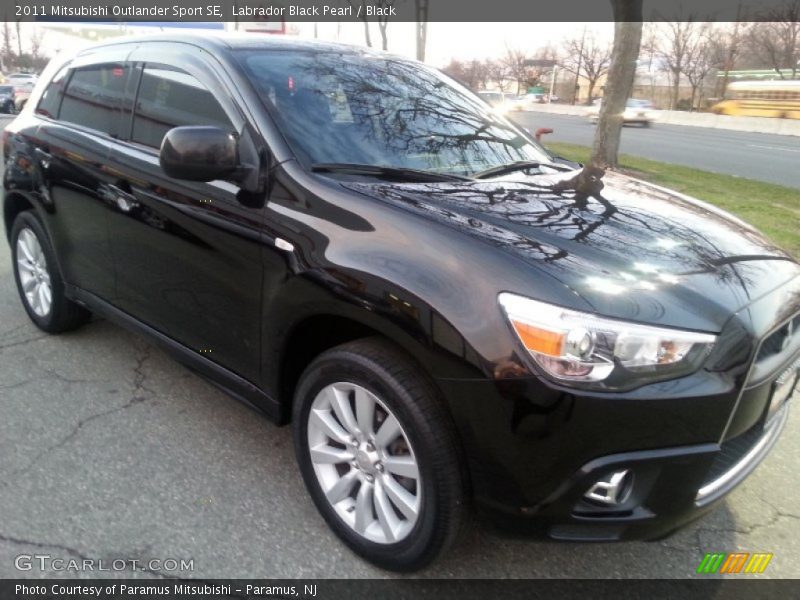 Front 3/4 View of 2011 Outlander Sport SE