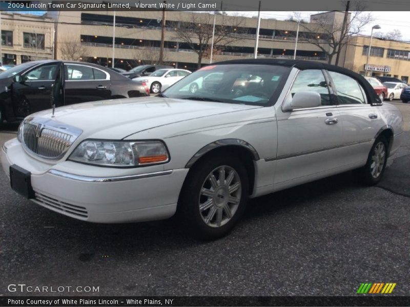 Vibrant White / Light Camel 2009 Lincoln Town Car Signature Limited