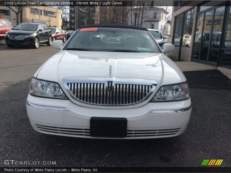 Vibrant White / Light Camel 2009 Lincoln Town Car Signature Limited