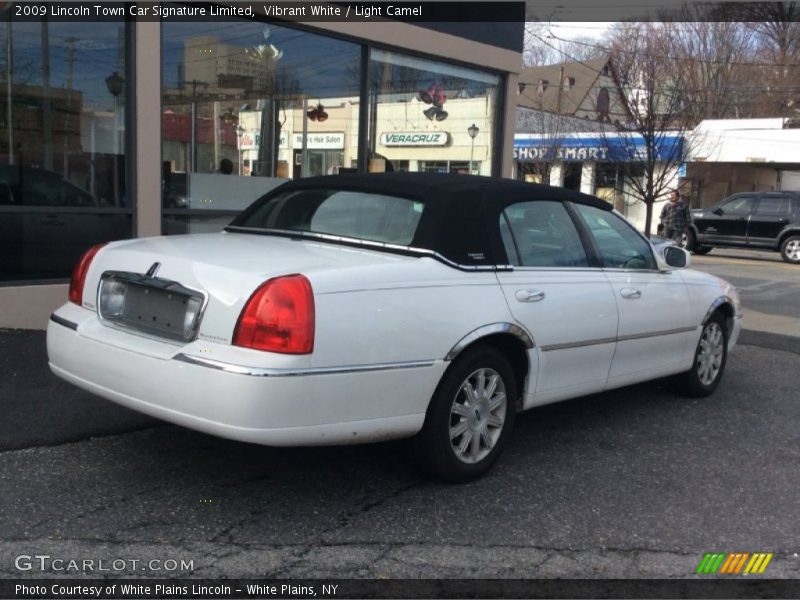 Vibrant White / Light Camel 2009 Lincoln Town Car Signature Limited