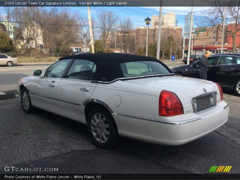 Vibrant White / Light Camel 2009 Lincoln Town Car Signature Limited