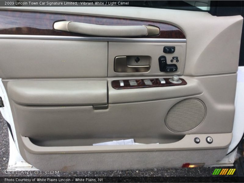 Vibrant White / Light Camel 2009 Lincoln Town Car Signature Limited