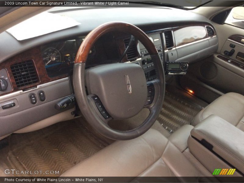 Vibrant White / Light Camel 2009 Lincoln Town Car Signature Limited