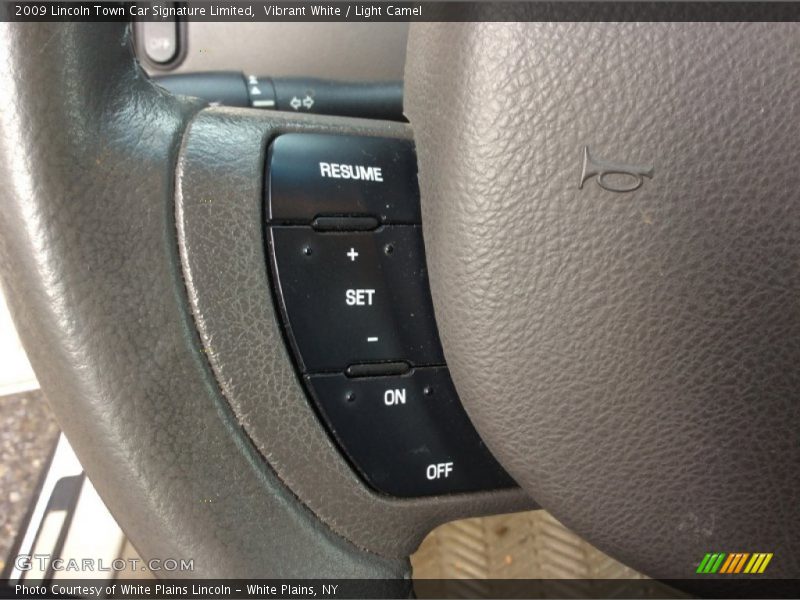 Vibrant White / Light Camel 2009 Lincoln Town Car Signature Limited