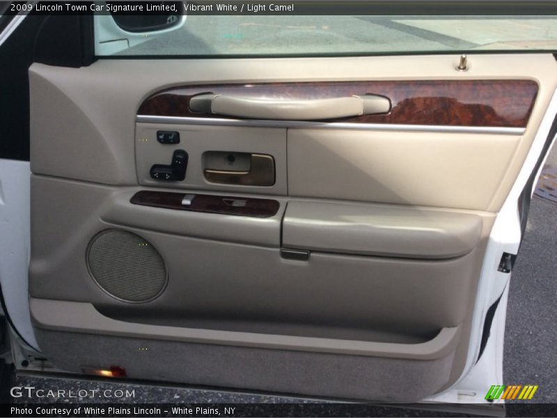 Vibrant White / Light Camel 2009 Lincoln Town Car Signature Limited