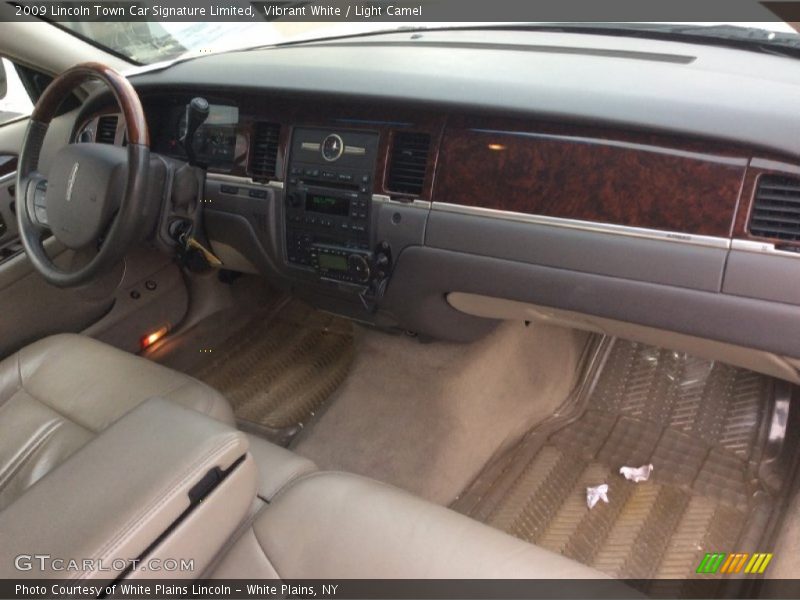Vibrant White / Light Camel 2009 Lincoln Town Car Signature Limited