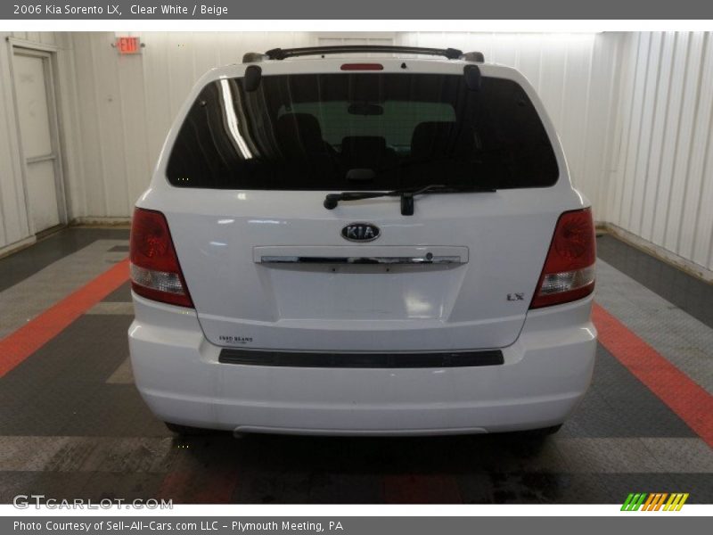Clear White / Beige 2006 Kia Sorento LX