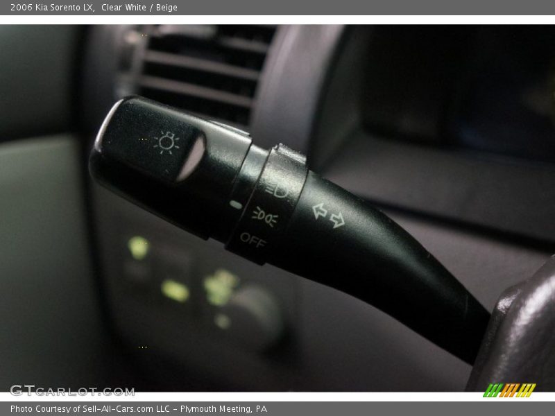 Clear White / Beige 2006 Kia Sorento LX