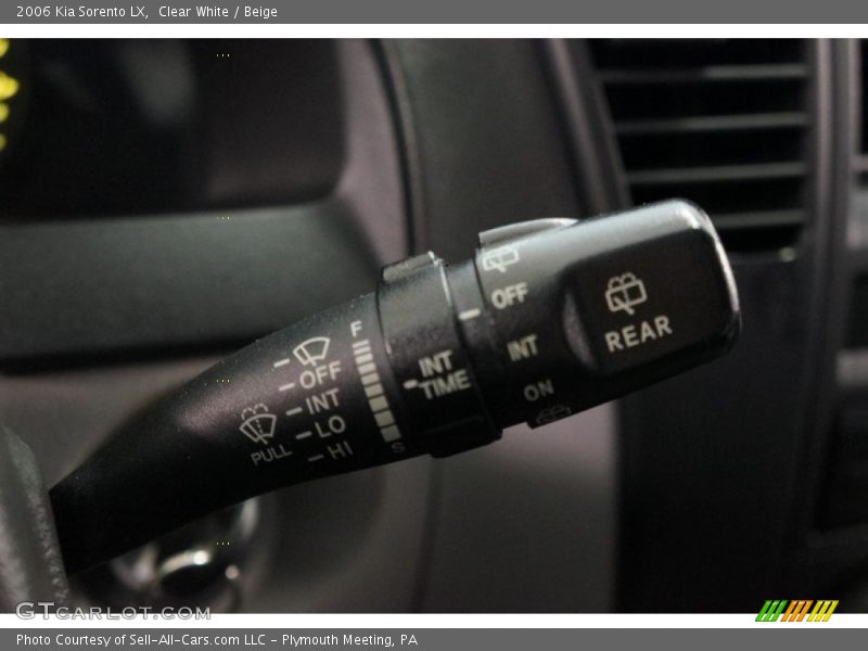 Clear White / Beige 2006 Kia Sorento LX