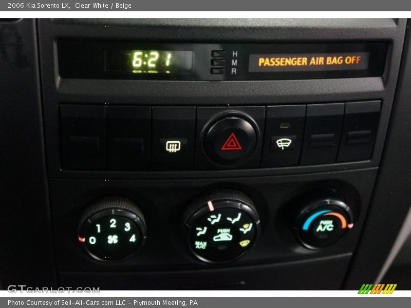 Clear White / Beige 2006 Kia Sorento LX