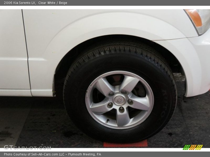 Clear White / Beige 2006 Kia Sorento LX