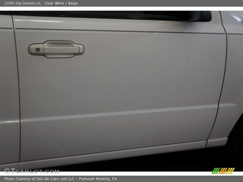 Clear White / Beige 2006 Kia Sorento LX