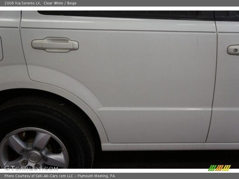 Clear White / Beige 2006 Kia Sorento LX