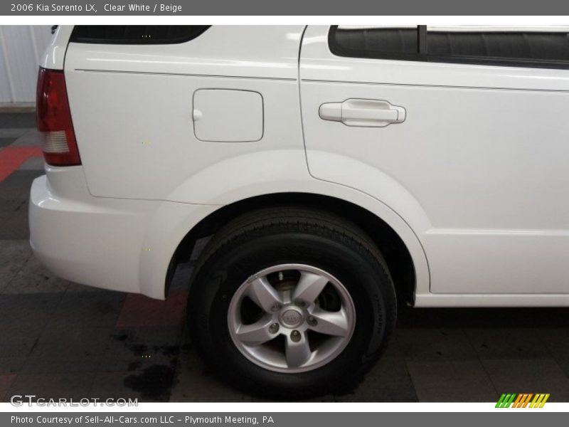 Clear White / Beige 2006 Kia Sorento LX