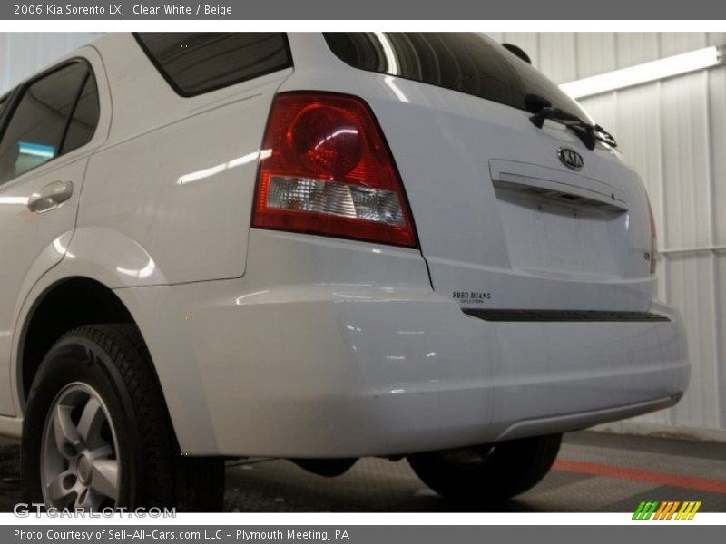 Clear White / Beige 2006 Kia Sorento LX