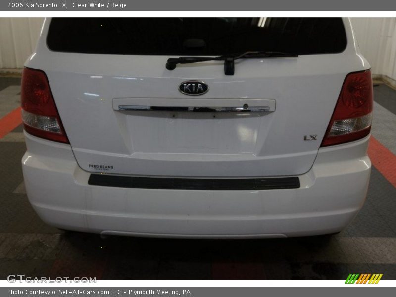 Clear White / Beige 2006 Kia Sorento LX