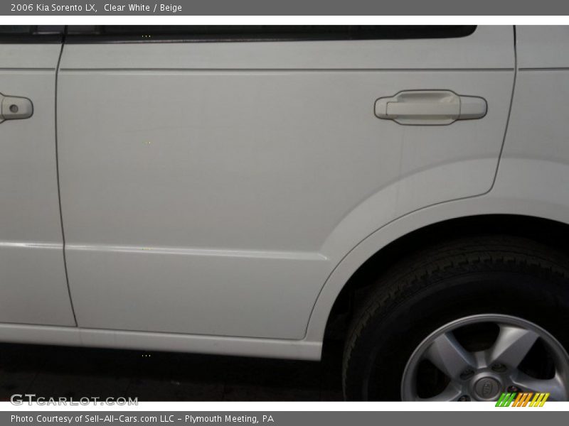 Clear White / Beige 2006 Kia Sorento LX
