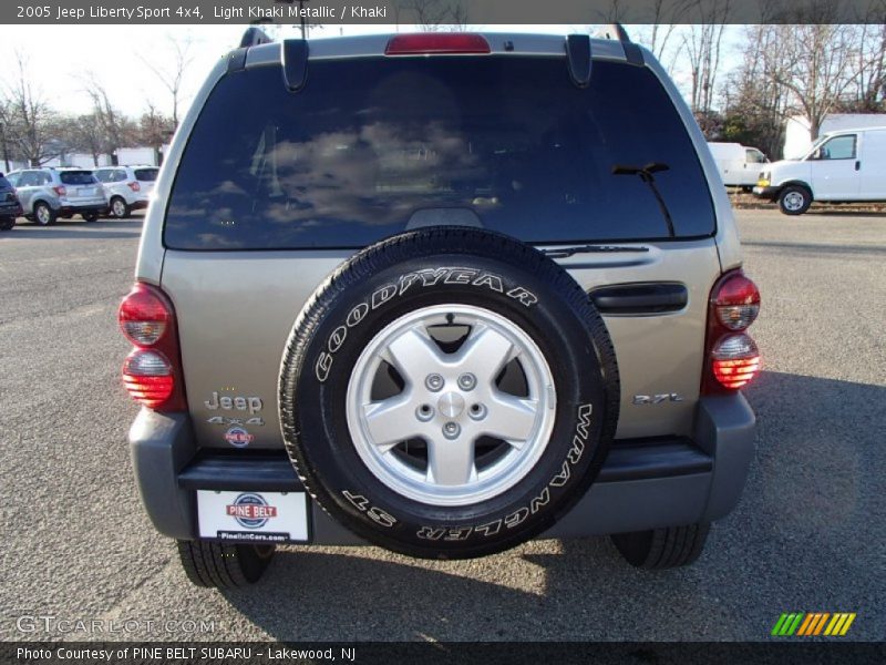 Light Khaki Metallic / Khaki 2005 Jeep Liberty Sport 4x4