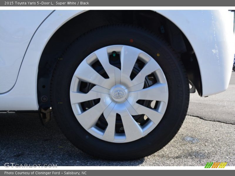 Super White / Black 2015 Toyota Yaris 5-Door L