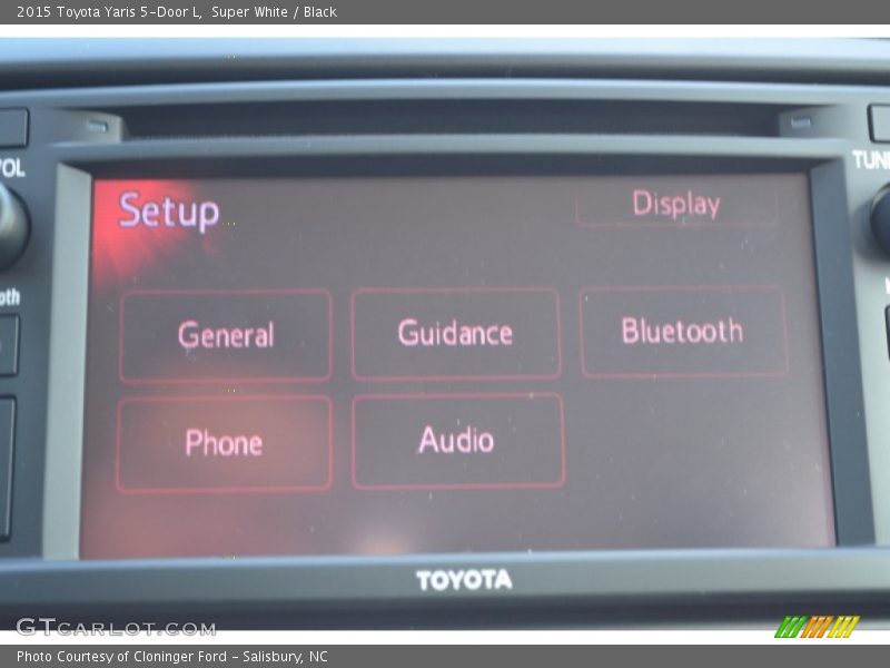 Super White / Black 2015 Toyota Yaris 5-Door L