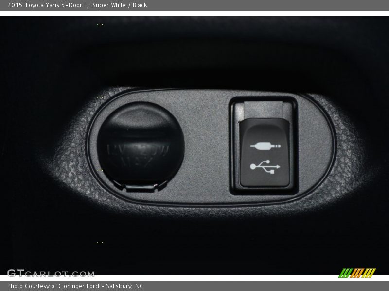 Super White / Black 2015 Toyota Yaris 5-Door L
