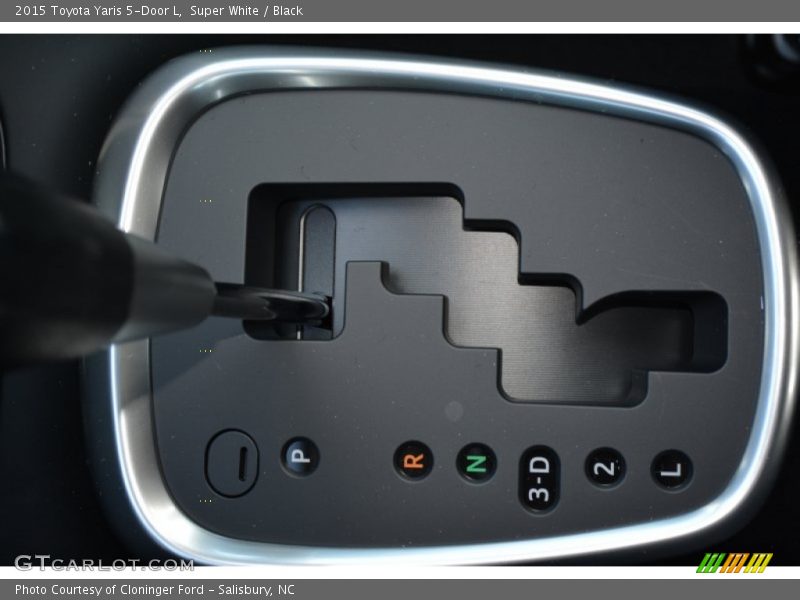 Super White / Black 2015 Toyota Yaris 5-Door L