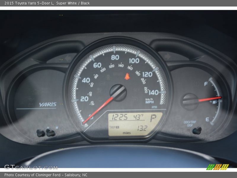 Super White / Black 2015 Toyota Yaris 5-Door L