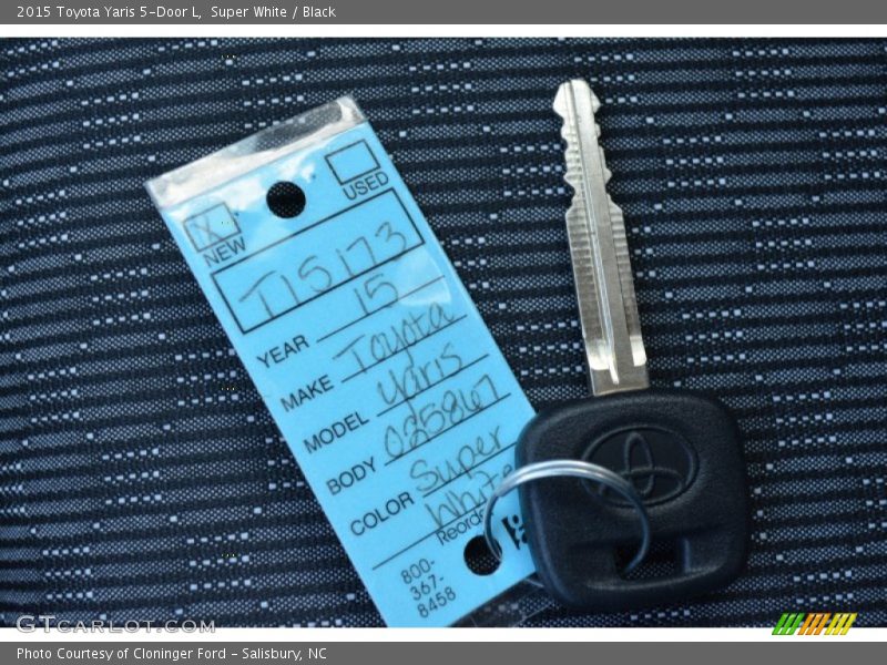 Super White / Black 2015 Toyota Yaris 5-Door L