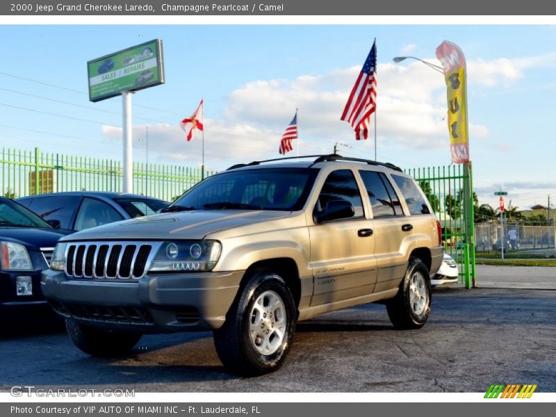 Champagne Pearlcoat / Camel 2000 Jeep Grand Cherokee Laredo