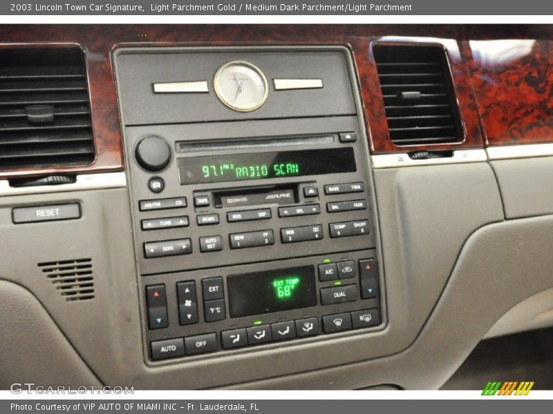 Light Parchment Gold / Medium Dark Parchment/Light Parchment 2003 Lincoln Town Car Signature