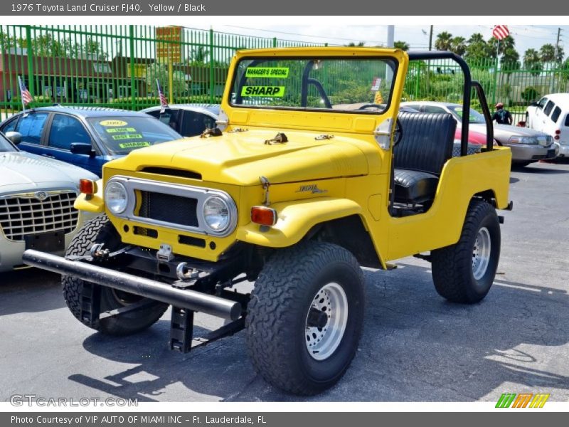Front 3/4 View of 1976 Land Cruiser FJ40