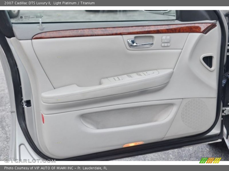 Light Platinum / Titanium 2007 Cadillac DTS Luxury II