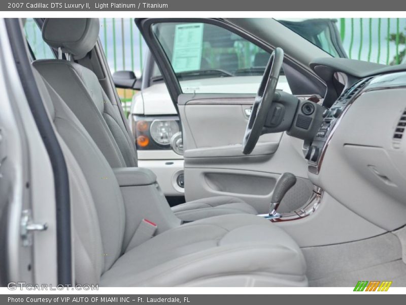 Light Platinum / Titanium 2007 Cadillac DTS Luxury II