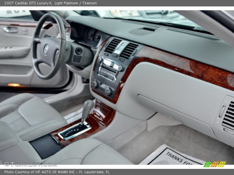 Light Platinum / Titanium 2007 Cadillac DTS Luxury II
