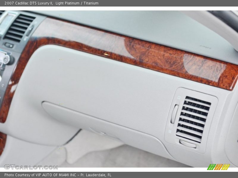 Light Platinum / Titanium 2007 Cadillac DTS Luxury II
