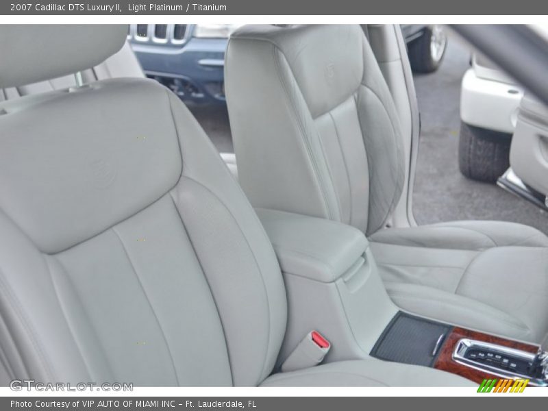 Light Platinum / Titanium 2007 Cadillac DTS Luxury II
