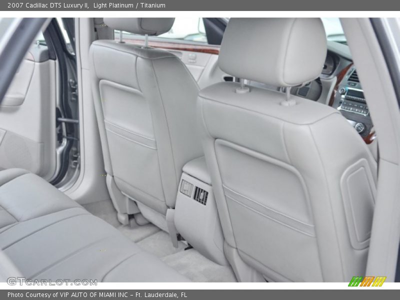 Light Platinum / Titanium 2007 Cadillac DTS Luxury II