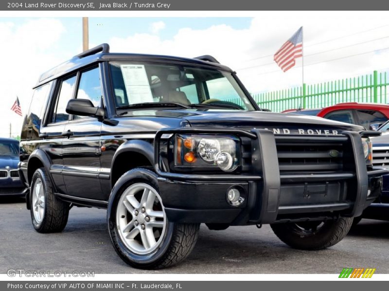 Front 3/4 View of 2004 Discovery SE