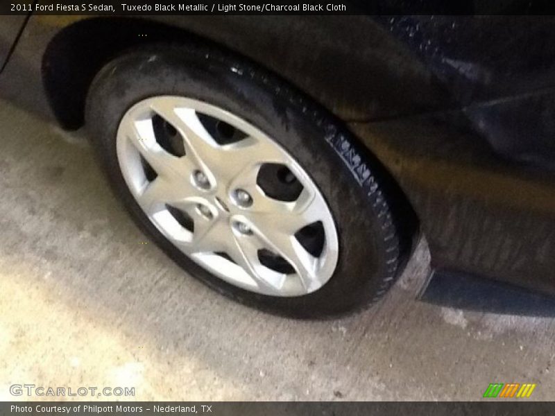 Tuxedo Black Metallic / Light Stone/Charcoal Black Cloth 2011 Ford Fiesta S Sedan