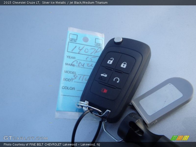 Silver Ice Metallic / Jet Black/Medium Titanium 2015 Chevrolet Cruze LT