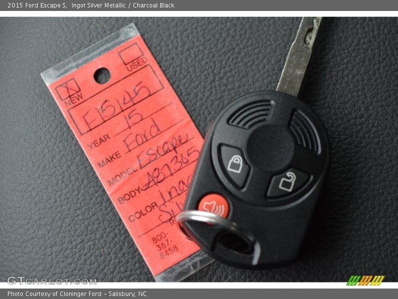 Ingot Silver Metallic / Charcoal Black 2015 Ford Escape S