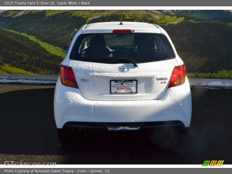 Super White / Black 2015 Toyota Yaris 5-Door LE