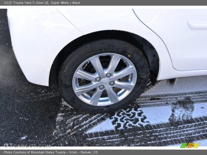 Super White / Black 2015 Toyota Yaris 5-Door LE