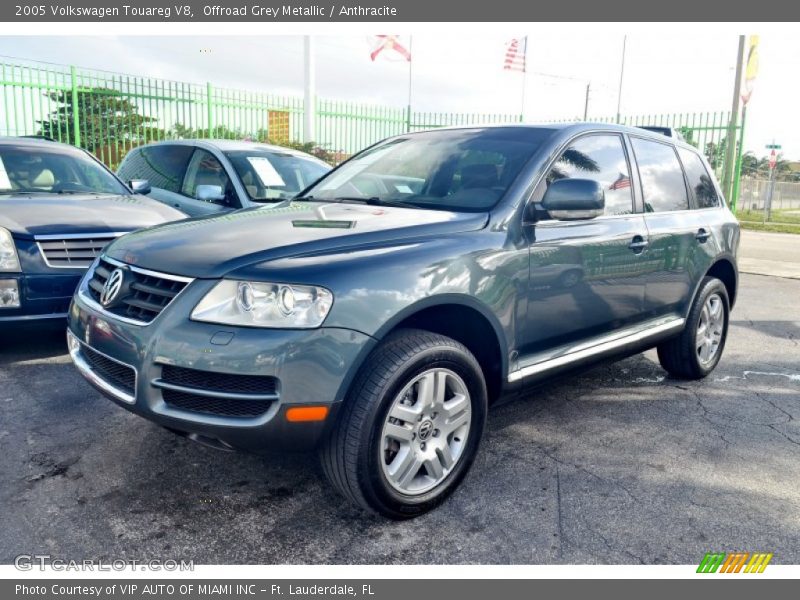 Front 3/4 View of 2005 Touareg V8