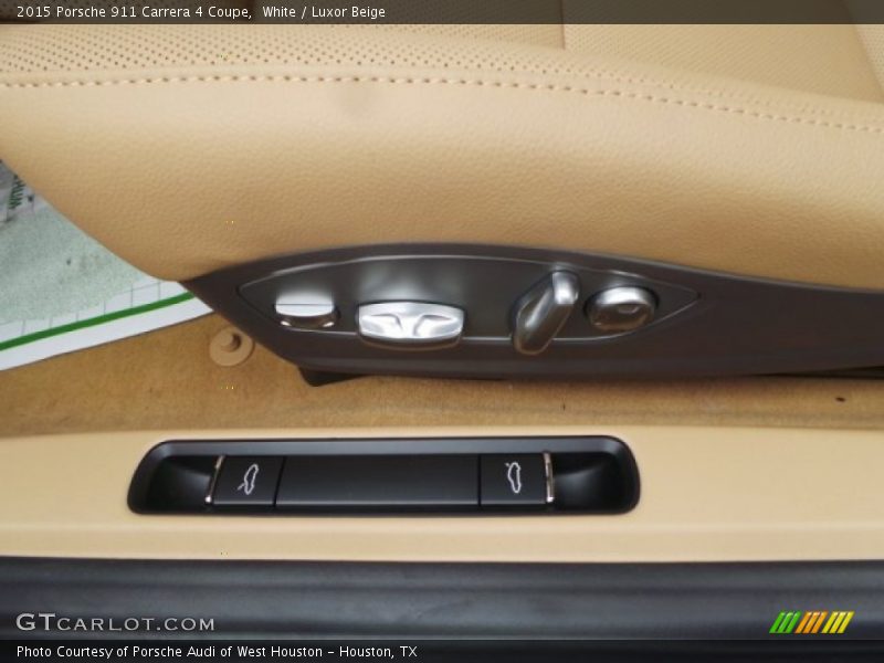 Controls of 2015 911 Carrera 4 Coupe
