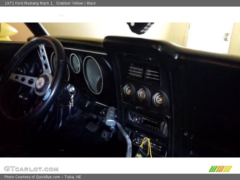 Grabber Yellow / Black 1971 Ford Mustang Mach 1