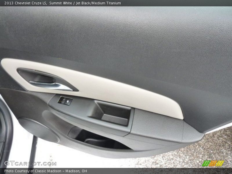 Summit White / Jet Black/Medium Titanium 2013 Chevrolet Cruze LS